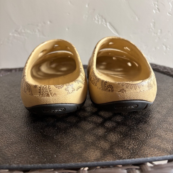 Keen Yogui Arts Slip On Clog Shoes Cafe Latte Paisley Size 7 - Picture 5 of 9